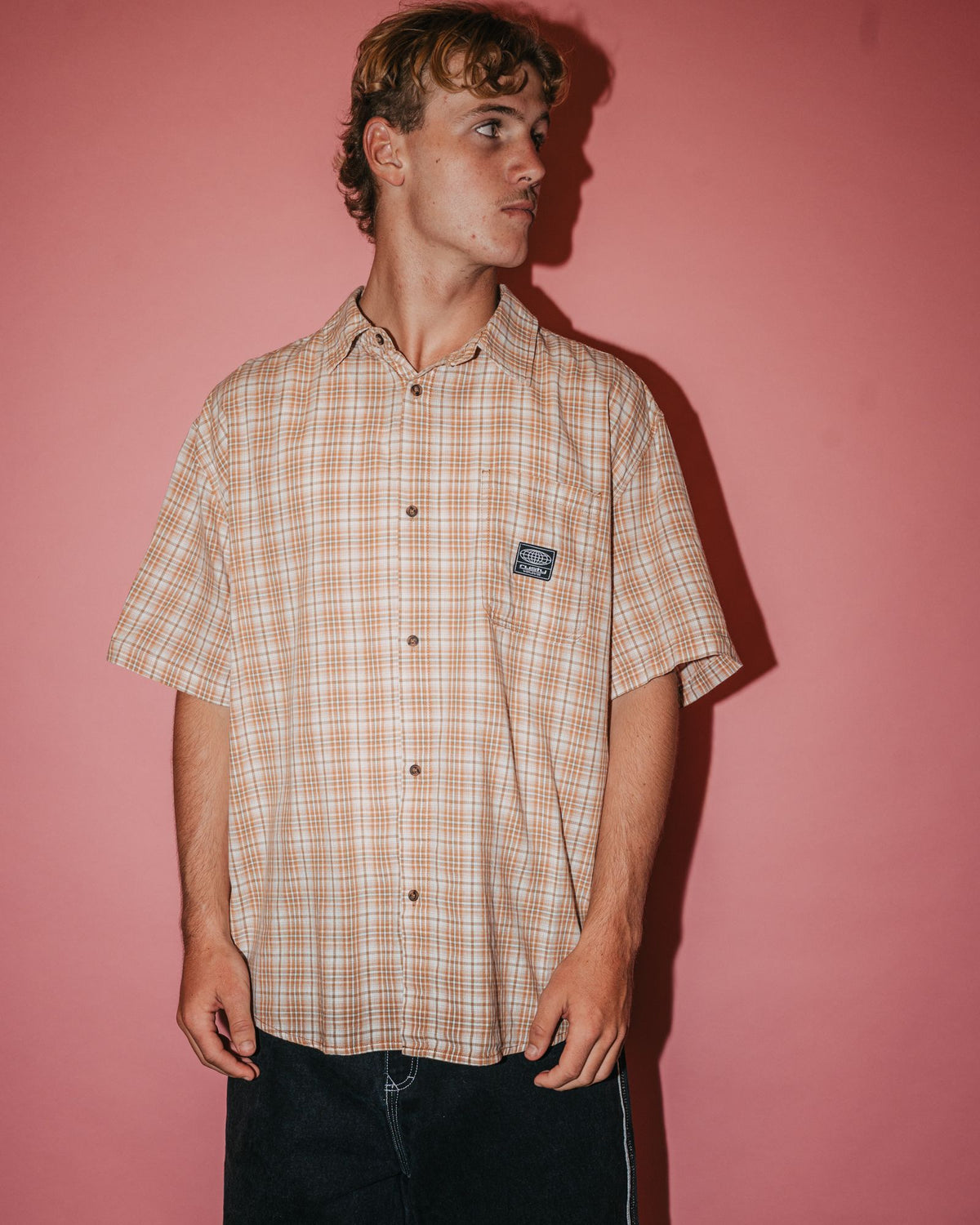 WORLDWIDE CURVED HEM SHORT SLEEVE SHIRT